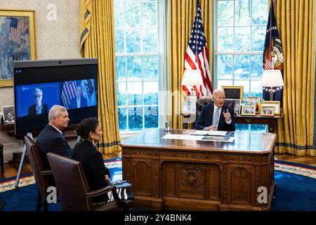Washington, États-Unis. 17 septembre 2024. Le président Joe Biden prend la parole devant un briefing sur les incendies de forêt du secrétaire à l'Agriculture Tom Vilsack (à gauche), de la secrétaire à l'intérieur Deb Haaland (2e à gauche), de la gouverneure de l'Oregon Tina Kotek (virtuelle à gauche) et du gouverneur de Californie Gavin Newsom (virtuel à droite) dans le bureau ovale de la Maison Blanche le 17 septembre 2024 à Washington, DC le président reçoit une mise à jour sur la saison actuelle des feux de la campagne et les efforts pour réduire les risques d'incendie. (Photo de Samuel Corum/Pool/ABACAPRESS. COM) crédit : Abaca Press/Alamy Live News Banque D'Images
