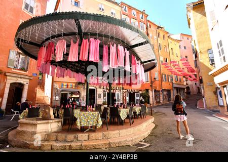 Des vêtements roses décorent un restaurant dans les rues de Grasse en France Banque D'Images