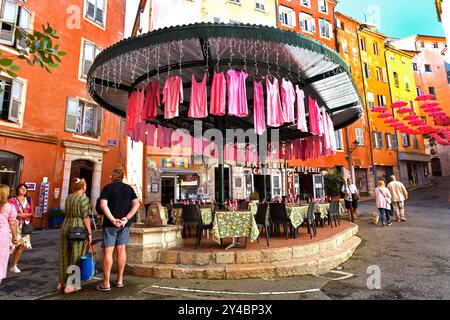 Des vêtements roses décorent un restaurant dans les rues de Grasse en France Banque D'Images