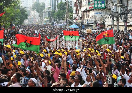 Dhaka, Bangladesh. 17 septembre 2024. Des milliers de dirigeants et de militants du Parti nationaliste du Bangladesh (BNP) se sont rassemblés dans la région de Naya Paltan à Dhaka alors que le parti organise un rassemblement pour marquer la Journée internationale de la démocratie, le 17 septembre 2024 à Dhaka, au Bangladesh. Photo Habibur Rahman/ABACAPRESS. COM Credit : Abaca Press/Alamy Live News Banque D'Images