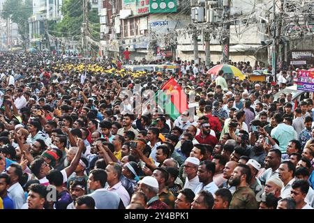 Dhaka, Bangladesh. 17 septembre 2024. Des milliers de dirigeants et de militants du Parti nationaliste du Bangladesh (BNP) se sont rassemblés dans la région de Naya Paltan à Dhaka alors que le parti organise un rassemblement pour marquer la Journée internationale de la démocratie, le 17 septembre 2024 à Dhaka, au Bangladesh. Photo Habibur Rahman/ABACAPRESS. COM Credit : Abaca Press/Alamy Live News Banque D'Images