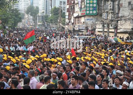 Dhaka, Bangladesh. 17 septembre 2024. Des milliers de dirigeants et de militants du Parti nationaliste du Bangladesh (BNP) se sont rassemblés dans la région de Naya Paltan à Dhaka alors que le parti organise un rassemblement pour marquer la Journée internationale de la démocratie, le 17 septembre 2024 à Dhaka, au Bangladesh. Photo Habibur Rahman/ABACAPRESS. COM Credit : Abaca Press/Alamy Live News Banque D'Images