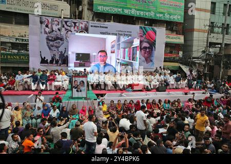 Dhaka, Bangladesh. 17 septembre 2024. Des milliers de dirigeants et de militants du Parti nationaliste du Bangladesh (BNP) se sont rassemblés dans la région de Naya Paltan à Dhaka alors que le parti organise un rassemblement pour marquer la Journée internationale de la démocratie, le 17 septembre 2024 à Dhaka, au Bangladesh. Photo Habibur Rahman/ABACAPRESS. COM Credit : Abaca Press/Alamy Live News Banque D'Images