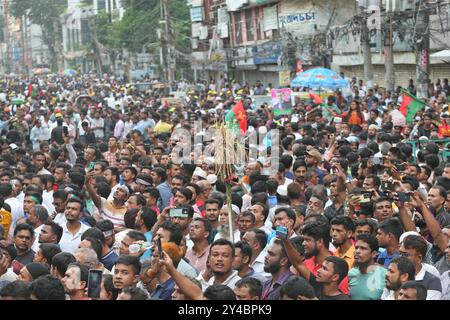 Dhaka, Bangladesh. 17 septembre 2024. Des milliers de dirigeants et de militants du Parti nationaliste du Bangladesh (BNP) se sont rassemblés dans la région de Naya Paltan à Dhaka alors que le parti organise un rassemblement pour marquer la Journée internationale de la démocratie, le 17 septembre 2024 à Dhaka, au Bangladesh. Photo Habibur Rahman/ABACAPRESS. COM Credit : Abaca Press/Alamy Live News Banque D'Images