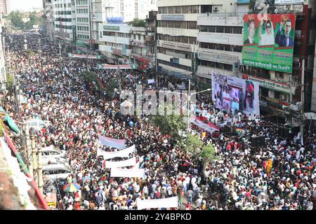 Dhaka, Bangladesh. 17 septembre 2024. Des milliers de dirigeants et de militants du Parti nationaliste du Bangladesh (BNP) se sont rassemblés dans la région de Naya Paltan à Dhaka alors que le parti organise un rassemblement pour marquer la Journée internationale de la démocratie, le 17 septembre 2024 à Dhaka, au Bangladesh. Photo Habibur Rahman/ABACAPRESS. COM Credit : Abaca Press/Alamy Live News Banque D'Images