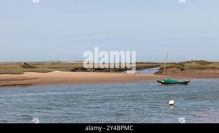 Un bateau à Burnham Overy Staithe, Norfolk, Angleterre, Royaume-Uni Banque D'Images