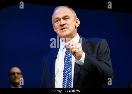 Brighton, Royaume-Uni. 17 septembre 2024. Ed Davey, chef des libéraux démocrates, député de Kingston et Surbiton photographié lors de la conférence d'automne des libéraux démocrates . Ed a prononcé son discours liminaire mardi après-midi pour clore la conférence. Ed a appelé le gouvernement à mettre en place une nouvelle « équipe spéciale du NHS résistant à l’hiver » pour mettre fin aux crises hivernales annuelles dans les services de santé. Photo de Julie Edwards./Alamy Live News Banque D'Images