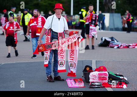 Un vendeur de rue vendant des foulards d'équipe avant la Carabao Cup, match de troisième tour à Old Trafford, Manchester. Date de la photo : mardi 17 septembre 2024. Banque D'Images