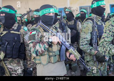 Gaza, Palestine. 20 juillet 2022. Les Brigades Izz ad-DIN Al-Qassam, la branche militaire du mouvement de résistance islamique palestinien du Hamas, organisent une marche militaire dans le port de Gaza dans la ville de Gaza. La marche coïncide avec l'anniversaire de la capture du soldat israélien Aron Shaul par les Brigades Al-Qassam pendant la guerre israélienne de 2014 contre Gaza Banque D'Images