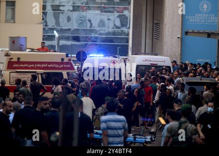 Beyrouth, Liban. 17 septembre 2024. Des ambulances transportant des blessés arrivent à l'urgence de l'hôpital universitaire américain. Huit personnes ont été tuées et quelque 2 750 blessées dans des explosions présumées coordonnées d'appareils de télécommunications portatifs à travers le Liban, a déclaré le ministre de la santé Firas Abiad lors d'une conférence de presse à Beyrouth le 17 septembre. Crédit : Marwan Naamani/dpa/Alamy Live News Banque D'Images