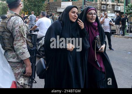 Beyrouth, Liban. 17 septembre 2024. Les femmes arrivent à l'hôpital de l'Université américaine pour vérifier leurs amis et leurs souvenirs de famille. Huit personnes ont été tuées et quelque 2 750 blessées dans des explosions présumées coordonnées d'appareils de télécommunications portatifs à travers le Liban, a déclaré le ministre de la santé Firas Abiad lors d'une conférence de presse à Beyrouth le 17 septembre. Crédit : Marwan Naamani/dpa/Alamy Live News Banque D'Images