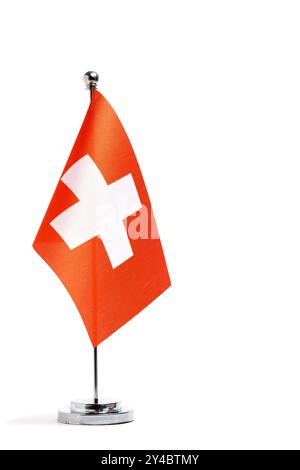 Drapeau de la Suisse sur mât de drapeau isolé sur fond blanc Banque D'Images