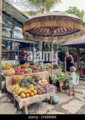 Ubud, Bali - 3 juillet 2022 : marché traditionnel balinais à Ubud avec divers légumes et fruits locaux Banque D'Images