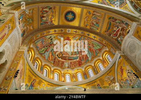 Belgrade, Serbie - 29 avril 2024 : fresques colorées et dessins complexes décorent de manière éclatante le grand dôme de l'église Saint Sava, capturant religio Banque D'Images