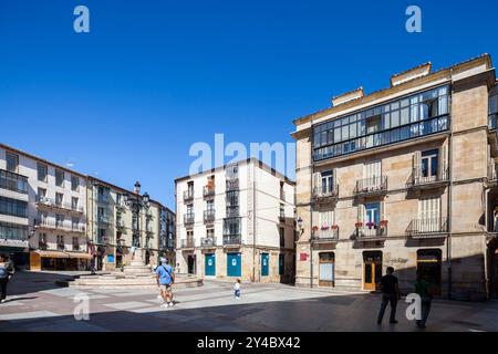 Soria, Espagne, 13 août 2009, Un grand plan d'une place à Soria, Espagne, avec plusieurs personnes se promenant. La plaza est entourée de bâtiments, certains de w Banque D'Images