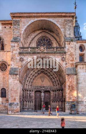 Burgo de Osma, Espagne, le 12 août 2009, les visiteurs admirent les détails complexes de la façade de la cathédrale à El Burgo de Osma, Soria, présentant une riche arche Banque D'Images