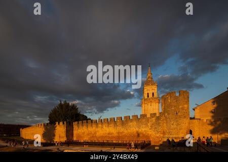 Burgo de Osma, Espagne, 12 août 2009, la lumière dorée baigne les remparts de la ville et la cathédrale d'El Burgo de Osma au coucher du soleil, soulignant le beau style architectural Banque D'Images