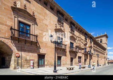 Soria, Espagne, 13 août 2009, le Palacio de los Condes de GÃ³mara est un grand bâtiment en pierre avec des fenêtres cintrées et des balcons Banque D'Images