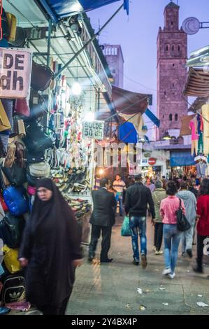 Rabat, Maroc, 24 avril 2015, les visiteurs explorent les boutiques animées de la médina de Rabat, entourées de textiles colorés et d'artisanat local au coucher du soleil. Banque D'Images