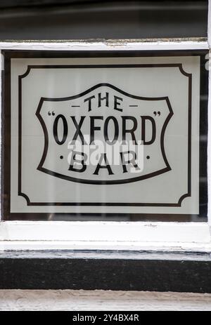 Window of the Oxford Bar à Édimbourg, en Écosse, régulièrement présenté dans les romans Inspector Rebus de Sir Ian Rankin, et dans la série télévisée connexe Banque D'Images