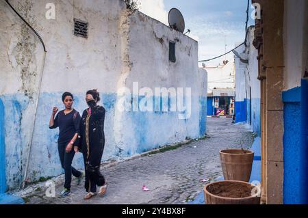 Rabat, Maroc, 24 avril 2015, deux femmes flânent dans les ruelles bleues et blanches colorées de la Kasbah historique des Oudayas à Rabat, Maroc, agréable Banque D'Images