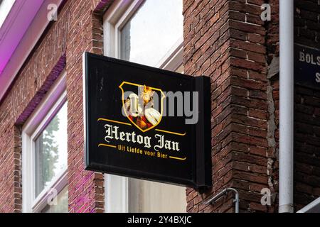 Leeuwarden, pays-Bas, 7.09.2024 : Hertog Jan Beer signe sur la façade en briques einer en Frise Banque D'Images