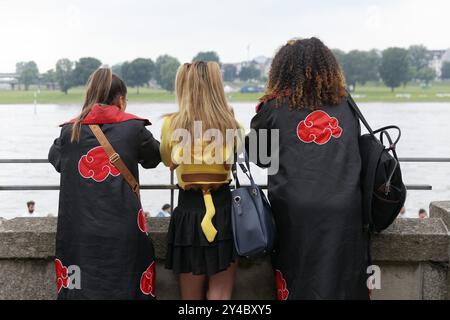 Trois femmes costumées regardant le Rhin, vue arrière, cosplay à Japan Day Duesseldorf, Rhénanie du Nord-Westphalie, Allemagne, Europe Banque D'Images