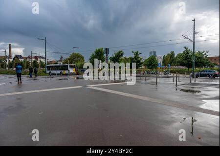 Molenbeek, Bruxelles capitale, Belgique, 13 septembre 2024 - porte de Ninove - Ninoofse poort, un centre de transport sur le canal avec vélos et voitures Banque D'Images