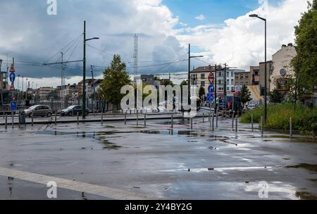 Molenbeek, Bruxelles capitale, Belgique, 13 septembre 2024 - porte de Ninove - Ninoofse poort, un centre de transport sur le canal avec vélos et voitures Banque D'Images