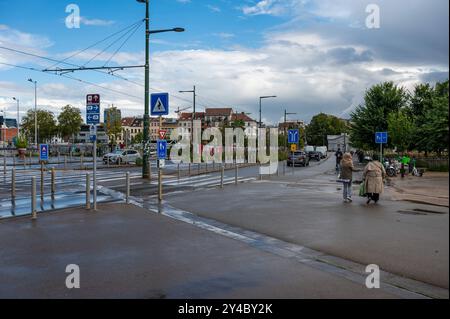 Molenbeek, Bruxelles capitale, Belgique, 13 septembre 2024 - porte de Ninove - Ninoofse poort, un centre de transport sur le canal avec vélos et voitures Banque D'Images