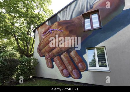 Mains d'une personne âgée avec un ruban Alzheimer violet, murale de l'artiste de rue case Maclaim, Grad Urban Art Festival 40, Duesseldorf, Rhénanie-du-Nord-Wes Banque D'Images