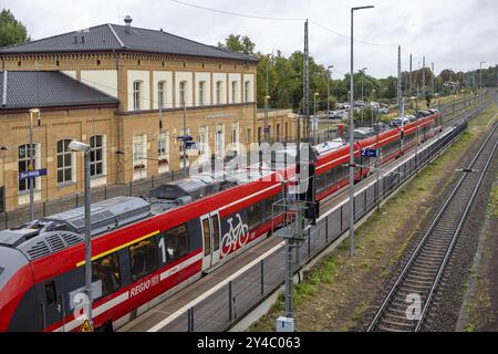Gare avec bâtiment de gare et chemin de fer régional. Bad Belzig, Brandebourg, Allemagne, Europe Banque D'Images
