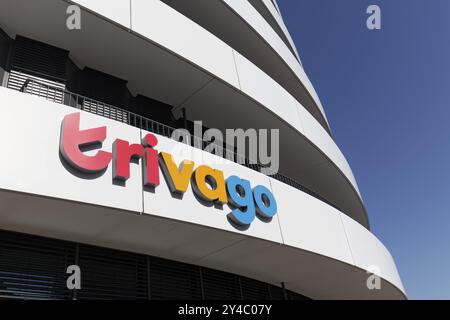 Siège du moteur de recherche hôtelière trivago, lettrage sur le bâtiment, Duesseldorf Media Harbour, Duesseldorf, Rhénanie du Nord-Westphalie, Allemagne, E Banque D'Images