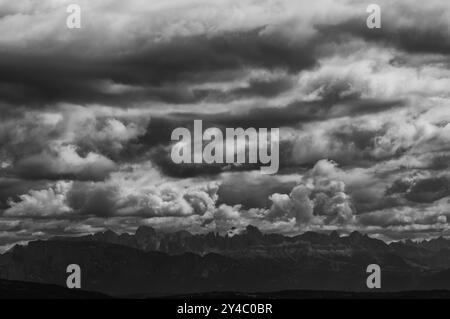 Vue depuis le sentier panoramique sur le Vigiljoch à la chaîne de montagnes roseraie, Dolomites, nuages spectaculaires, noir et blanc, près de Lana, Tyrol du Sud, Banque D'Images