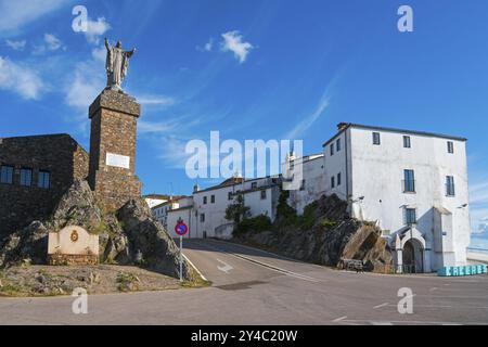 Bâtiment historique avec une statue et une route menant à un ciel bleu, Santuario de Nuestra Senora la Virgen de la Montana, Sanctuaire de notre-Dame du Banque D'Images