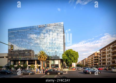 Séville, Espagne, Sep 30 2009, le bâtiment moderne Galia Nervion se trouve bien en vue dans le quartier Nervion de Séville, entouré de boutiques et de rues animées Banque D'Images