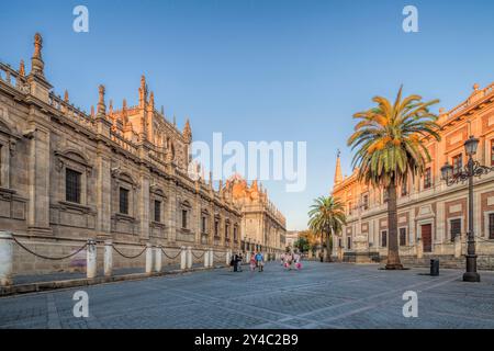 Séville, Espagne, 30 2009 septembre, promenez-vous dans les charmantes rues de Séville, en admirant le côté sud frappant de la cathédrale et l'Arc historique Banque D'Images