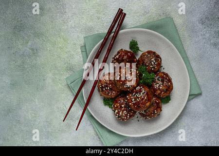 Tsukune, boulettes de viande japonaises, poulet haché, frit sur une brochette, avec de la sauce yakitori, fait maison, pas de gens Banque D'Images