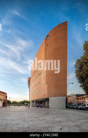 Séville, Espagne, Sep 30 2009, Un élégant bâtiment contemporain se dresse à Séville, en Espagne, entouré par une belle lumière du soir alors que les gens se promènent Banque D'Images