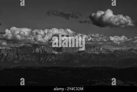Vue depuis le sentier panoramique sur le Vigiljoch à la chaîne de montagnes roseraie, Dolomites, nuages spectaculaires, noir et blanc, près de Lana, Tyrol du Sud, Banque D'Images