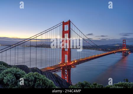 Le célèbre Golden Gate Bridge à San Francisco au lever du jour Banque D'Images