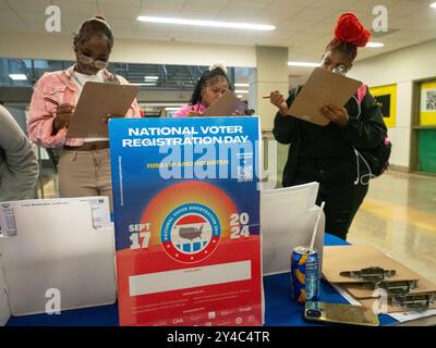 Washington, District de Columbia, États-Unis. 17 septembre 2024. Le jour national de l'inscription des électeurs, qui tombe un mardi de septembre, les élèves du secondaire âgés de 18 ans s'inscrivent pour voter. À Washington, DC, les personnes âgées de 16 et 17 ans peuvent se pré-inscrire. Le Conseil électoral de DC s'est associé à l'école secondaire H.D. Woodson et au programme Communities in Schools pour cette campagne d'inscription des électeurs. (Crédit image : © Sue Dorfman/ZUMA Press Wire) USAGE ÉDITORIAL SEULEMENT! Non destiné à UN USAGE commercial ! Banque D'Images