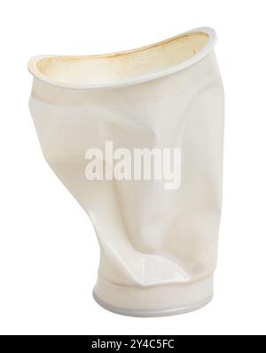 Tasse utilisée en plastique froissé blanc sur fond isolé Banque D'Images