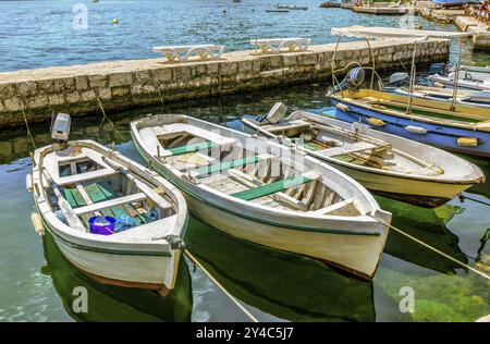 Bateaux amarrés dans le port calme de Perast, Monténégro, Europe Banque D'Images