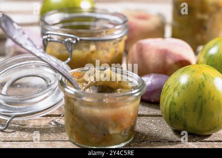 Avec Chutney de tomates green zebra et les pêches Banque D'Images