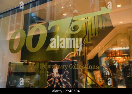 Londres, Royaume-Uni. 17 septembre 2024 The Burlington Arcade in Piccadilly Celebrate 60 Years of 007 Goldfinger Credit : amer Ghazzal/Alamy Live News Banque D'Images