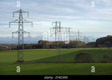 Ligne électrique au sud, l’expansion du réseau électrique apporte avec elle des lignes aériennes à haute tension qui gâchent le paysage Banque D'Images