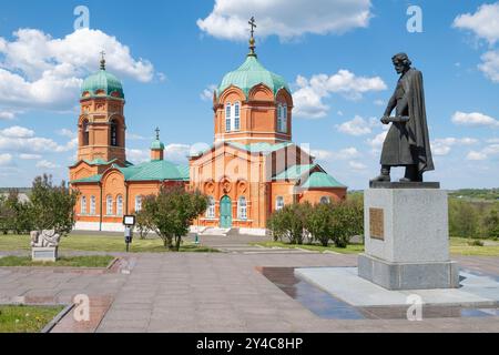 MonastyRSCHINO, RUSSIE - 21 MAI 2024 : L'église de la Nativité de la Bienheureuse Vierge Marie et le monument à Dmitri Donskoy un jour ensoleillé de mai. Mu Banque D'Images