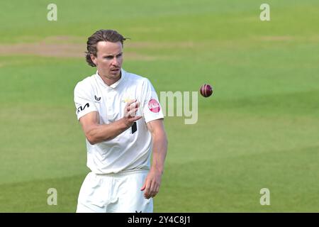 Londres, Royaume-Uni. 17 septembre 2024. Tom Curran de Surrey dans le rôle de Surrey affronte Durham dans le championnat du comté au Kia Oval, le premier jour. Crédit : David Rowe/Alamy Live News Banque D'Images