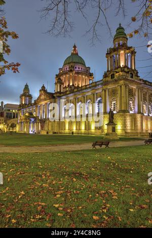 L'hôtel de ville illuminé de Belfast à l'aube de l'automne Banque D'Images